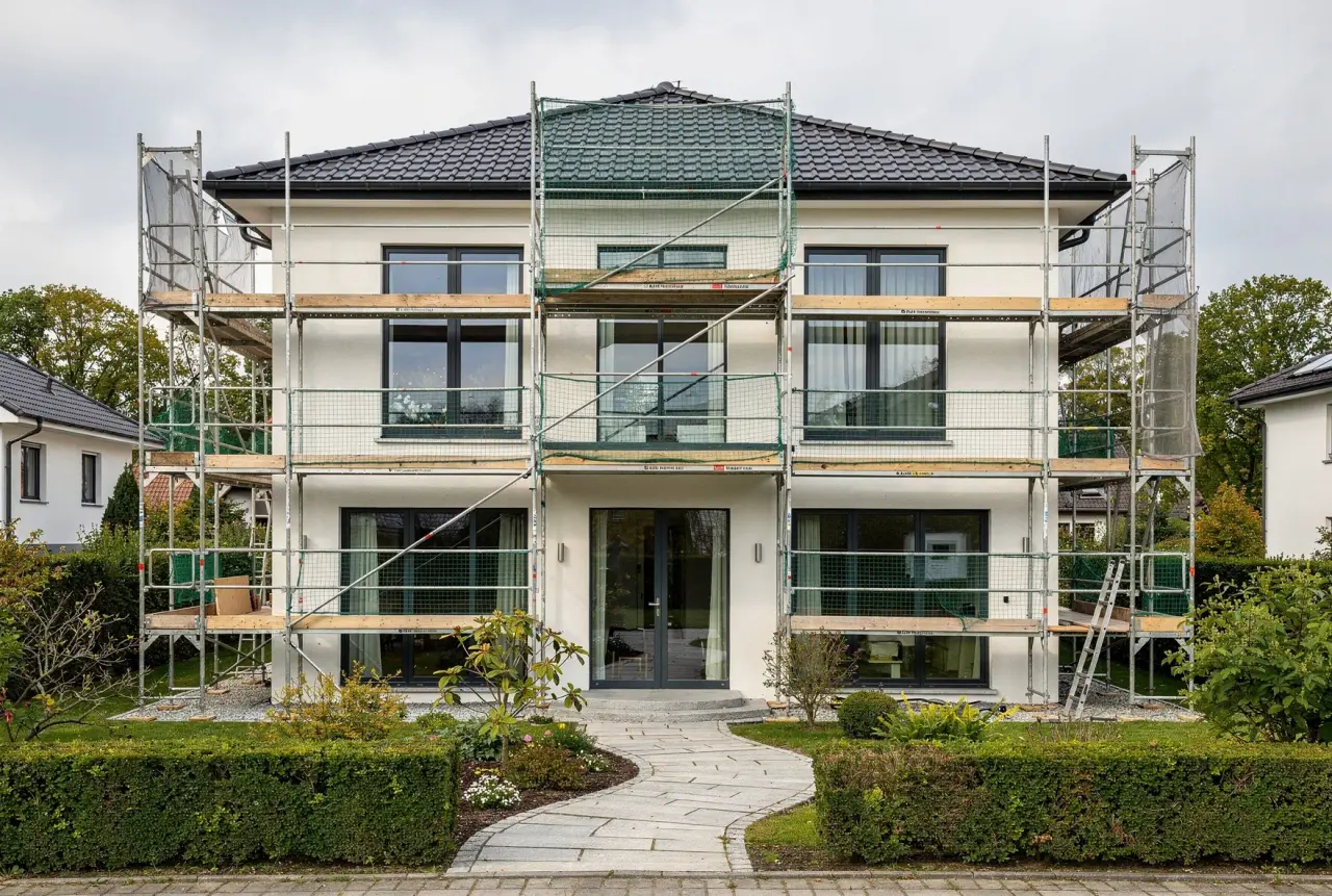 Bauleiter auf einer Baustelle